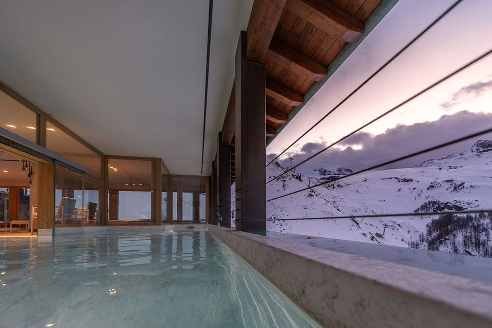 Sauna, hot tub, body treatments, facials, massage/treatment rooms