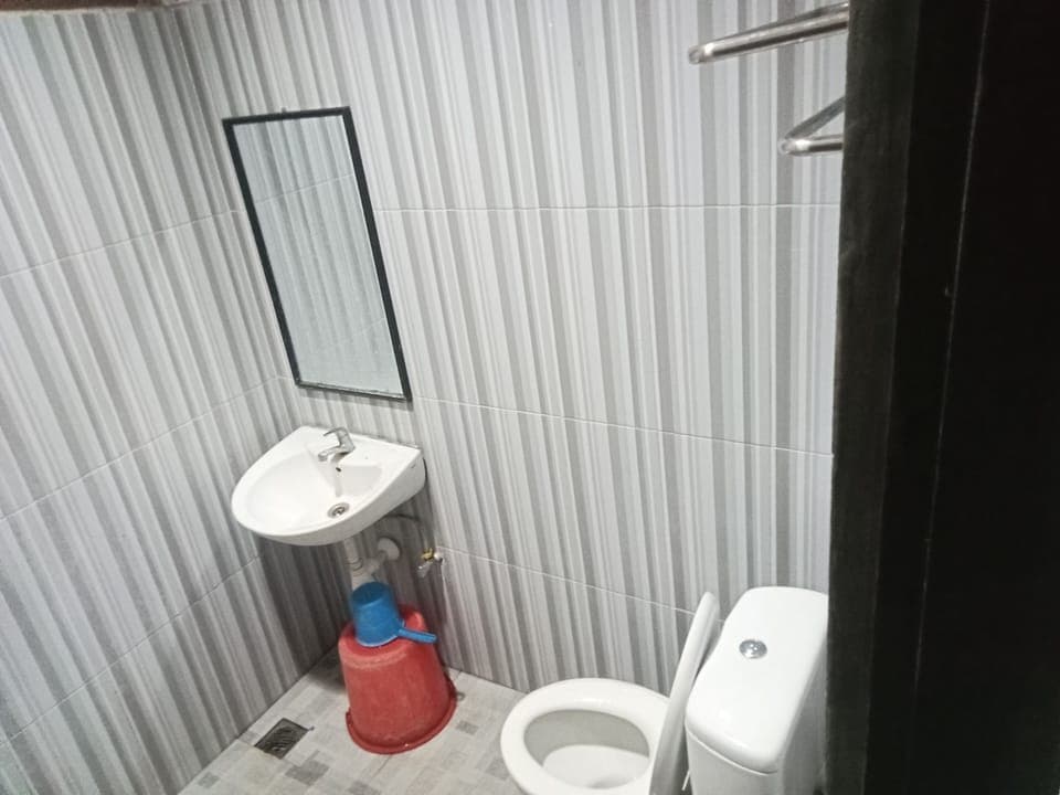 Deluxe Studio | Bathroom | Shower, towels, soap