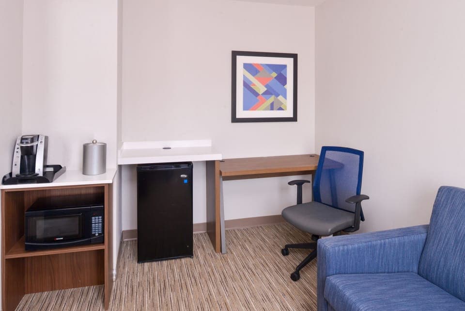 Standard Room, 1 King Bed | Living area | Flat-screen TV