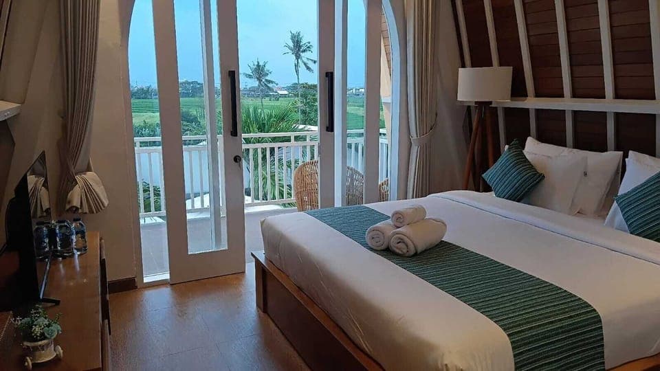 Deluxe Room, 1 King Bed, Balcony, Garden View | Free WiFi