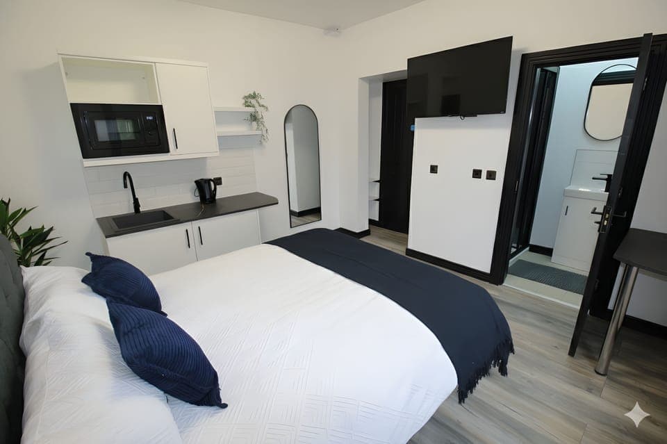 Superior Studio | Desk, laptop workspace, free WiFi, bed sheets