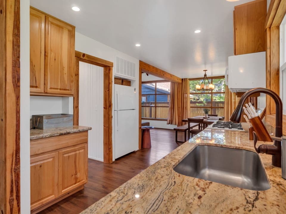 House, 2 Bedrooms | Private kitchen | Fridge, oven, coffee/tea maker, toaster