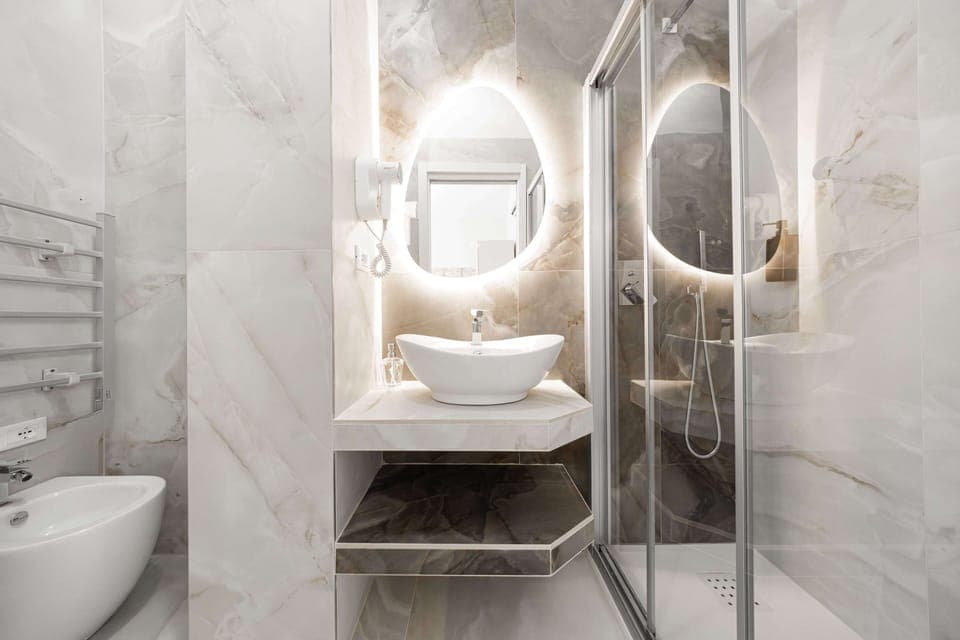 Comfort e Stile - 2 | Bathroom | Shower, hair dryer, towels, soap