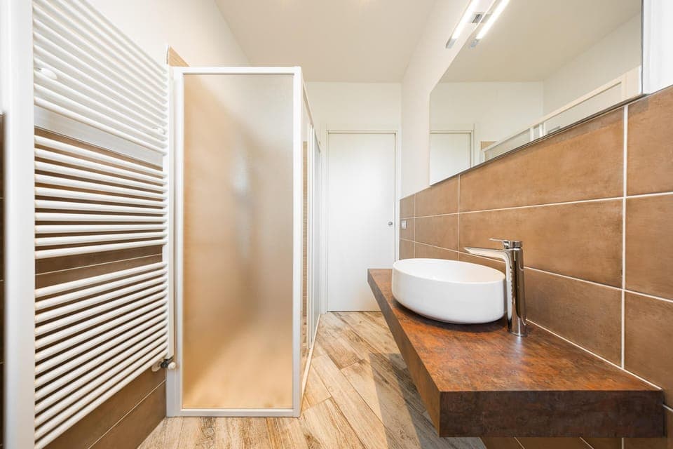 Deluxe Duplex | Bathroom | Shower, hair dryer, bidet, towels