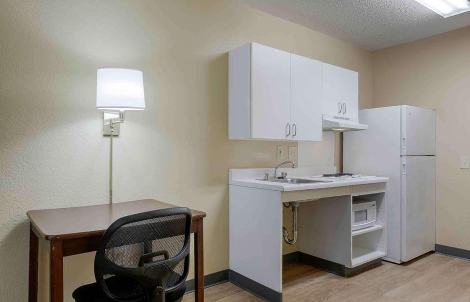Studio, 1 Queen Bed, Accessible, Non Smoking | Desk, iron/ironing board, free WiFi, bed sheets