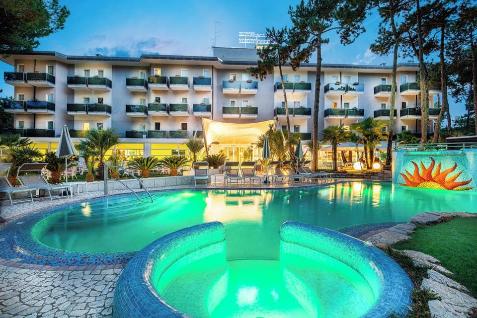 Seasonal outdoor pool, pool umbrellas, sun loungers