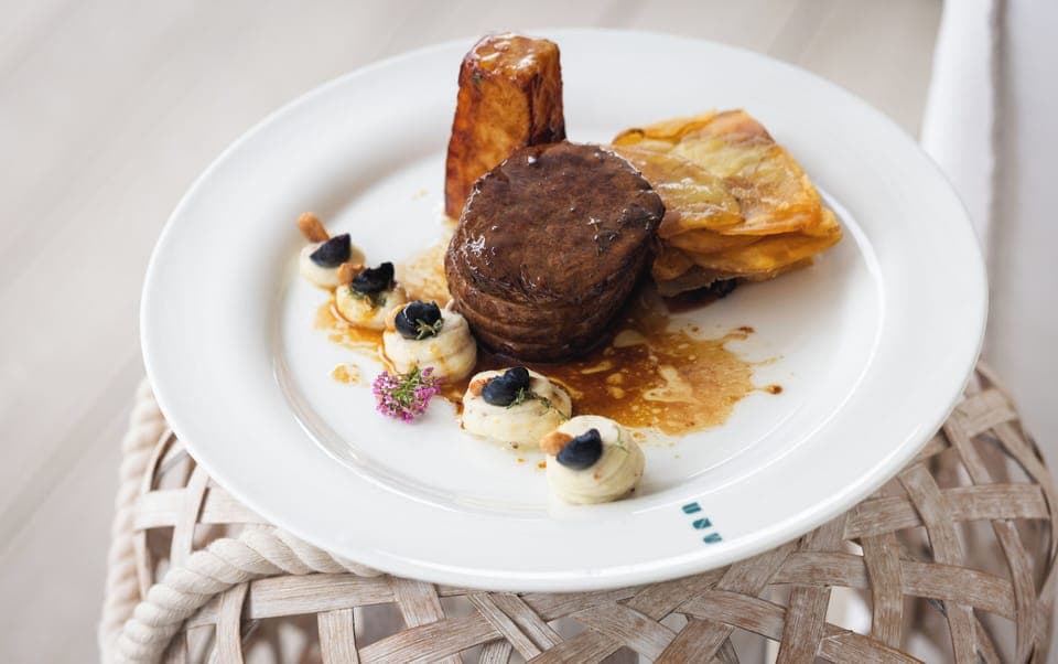 Breakfast, dinner served; Italian cuisine, pool views 