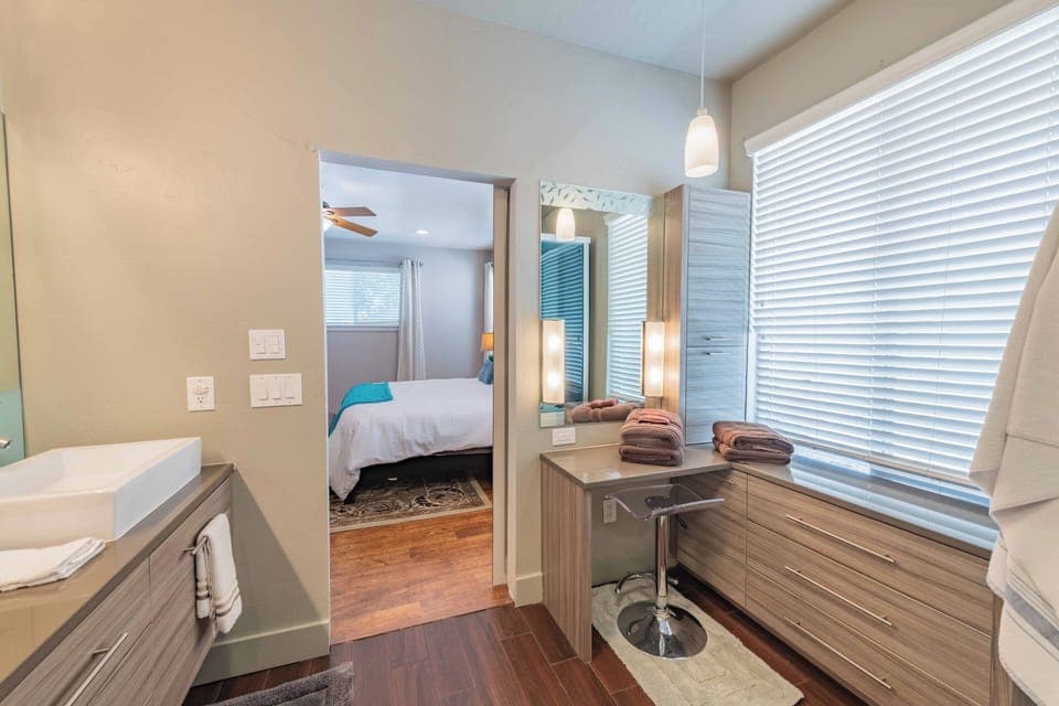 House, Multiple Beds, Hot Tub, Garden View (Red River Retreat) | 5 bedrooms, individually decorated, individually furnished, bed sheets