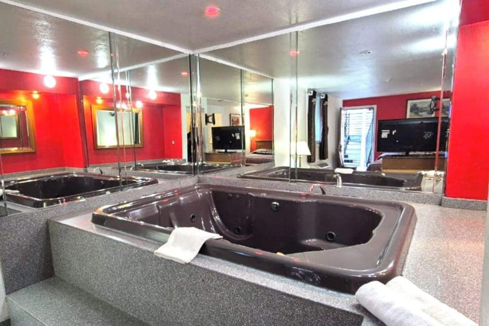 Room, 1 King Bed, Non Smoking (Jetted Tub) | Jetted tub