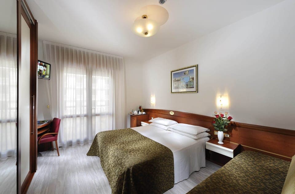 Classic Triple Room | In-room safe, desk, free WiFi
