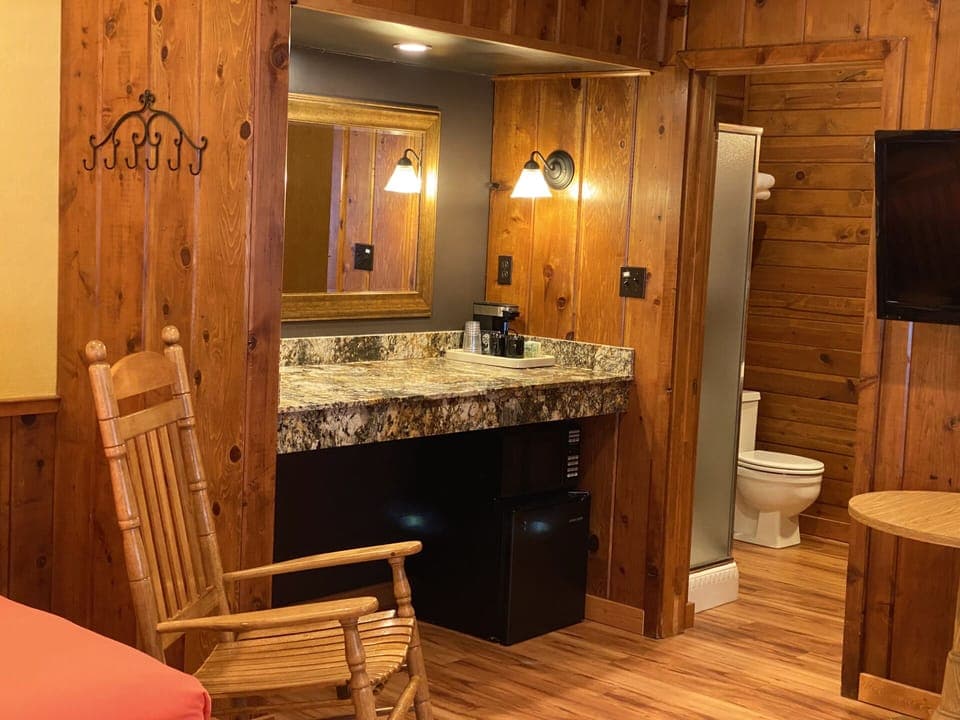 Room, 2 Queen Bed and 1 Single Bed | Bathroom | Shower, free toiletries, hair dryer, towels