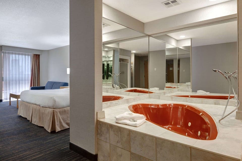 Standard Room, 1 King Bed, Non Smoking, Jetted Tub | Blackout drapes, free cribs/infant beds, rollaway beds, free WiFi