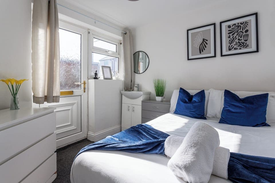 3 bedrooms, iron/ironing board, free WiFi, bed sheets