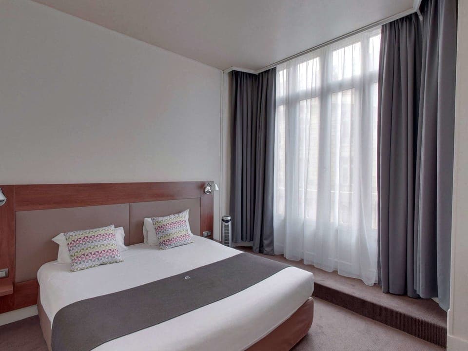 Standard Room, 1 Double Bed | Premium bedding, in-room safe, desk, laptop workspace