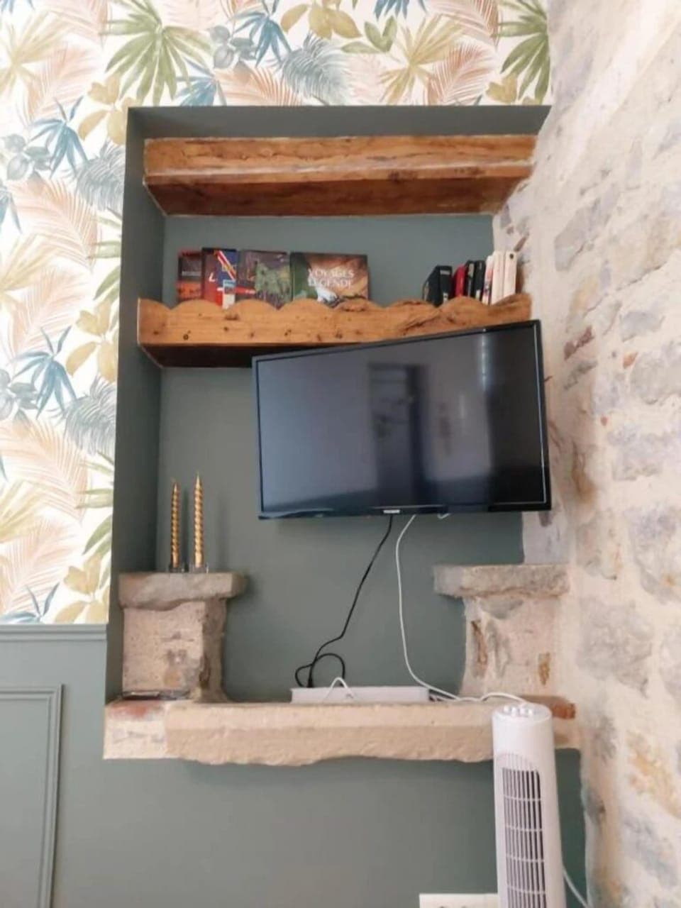 Comfort Apartment, City View | Living area | TV