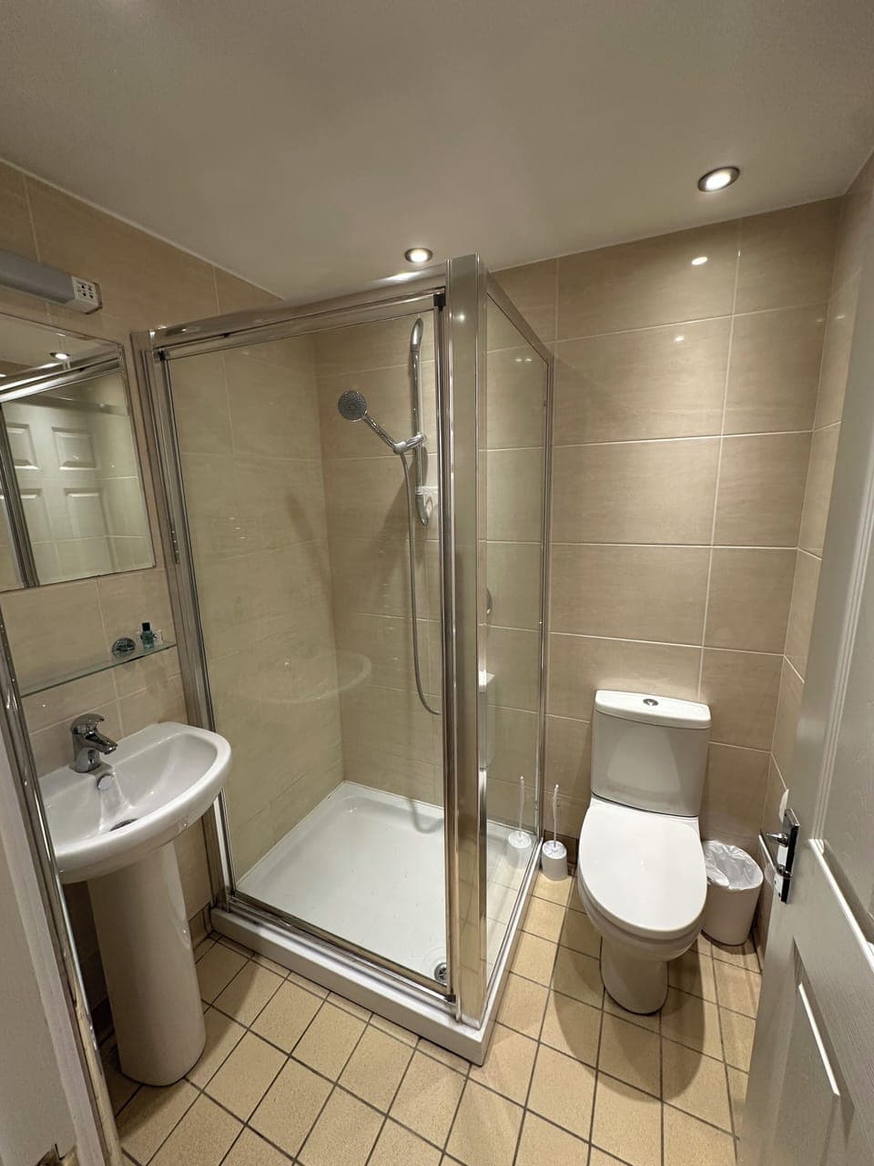 Double Room | Bathroom | Free toiletries, hair dryer, towels, soap