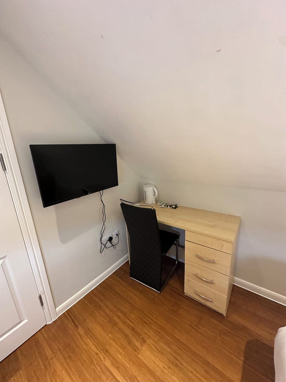 Single Room | Desk, laptop workspace, soundproofing, iron/ironing board