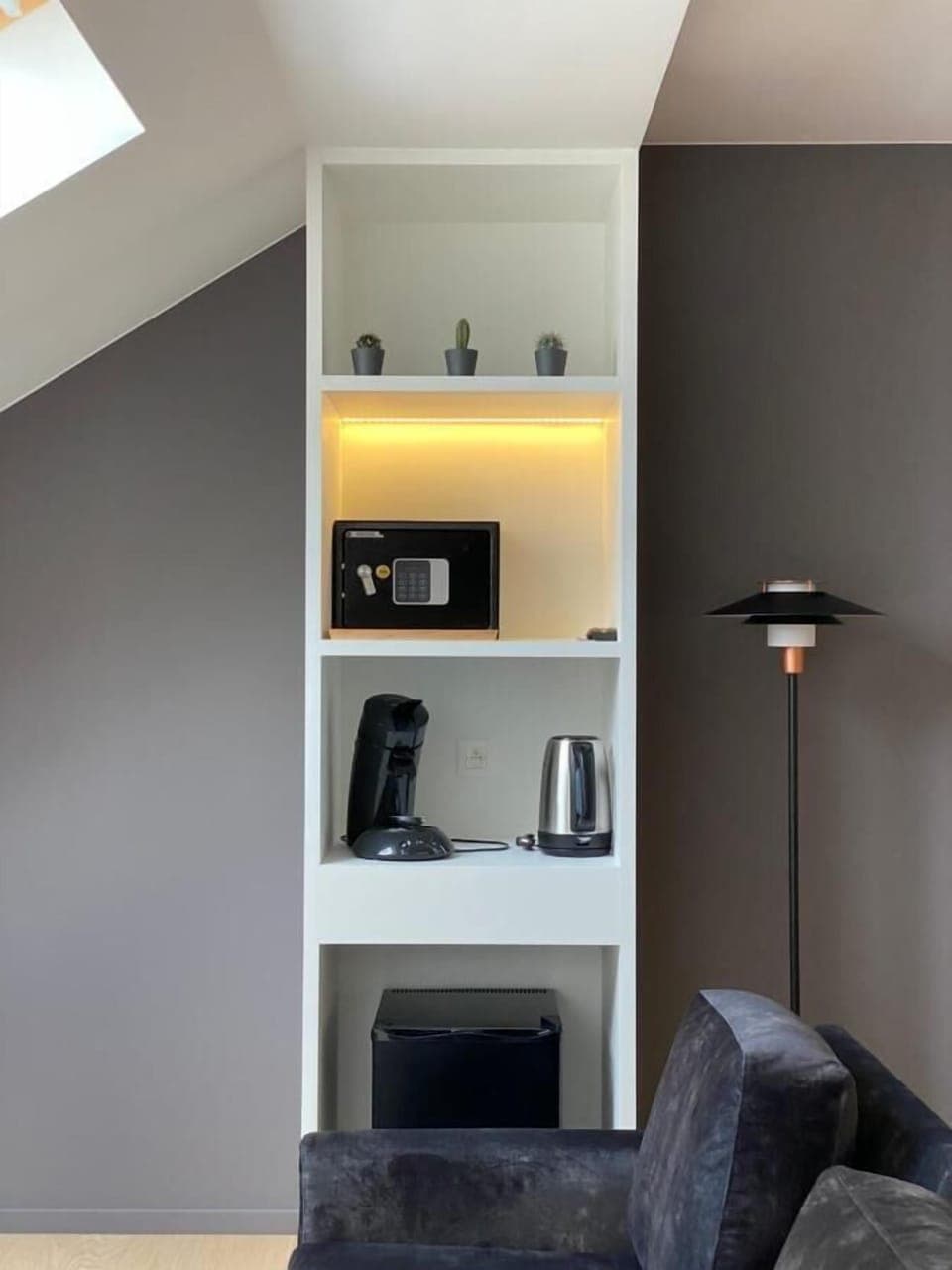 Classic Room, 1 Double Bed, Non Smoking, Bathtub | Living area