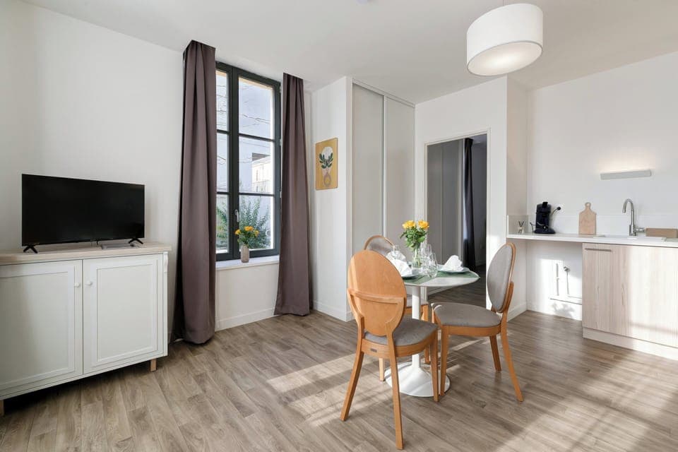 Studio, Balcony | Living area | 80-cm TV with digital channels