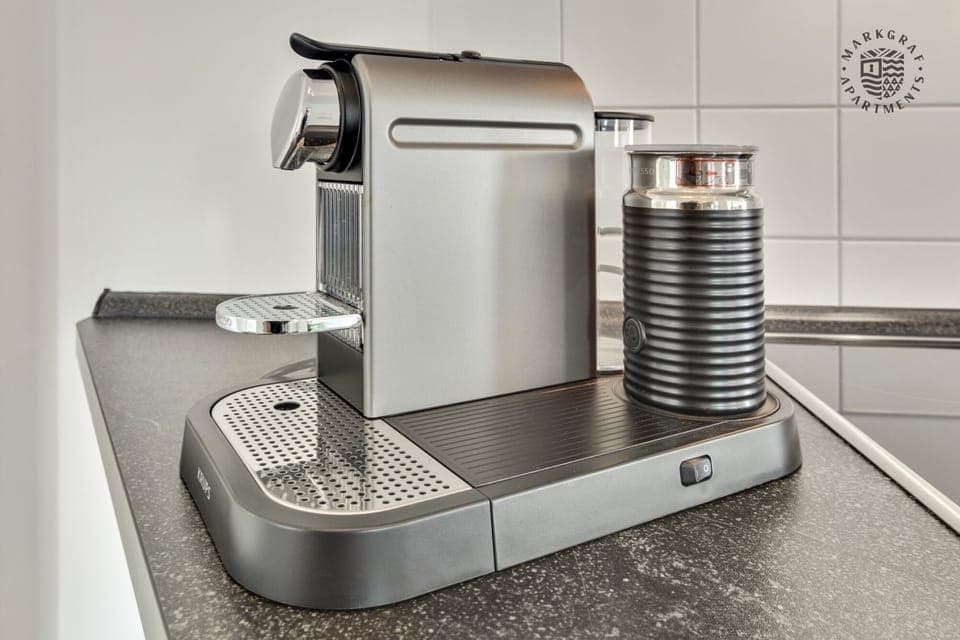 Deluxe Apartment | Private kitchen | Full-size fridge, oven, stovetop, toaster