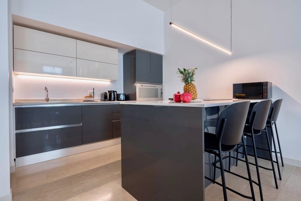 Luxury Apartment, Canal View | Private kitchen