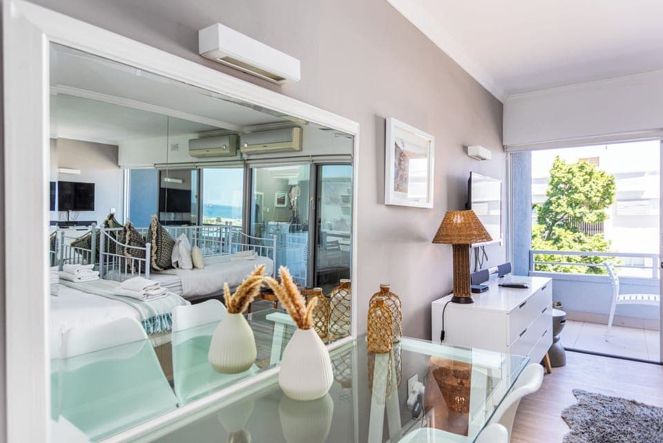 Deluxe Apartment, Balcony, Beach View | Living area