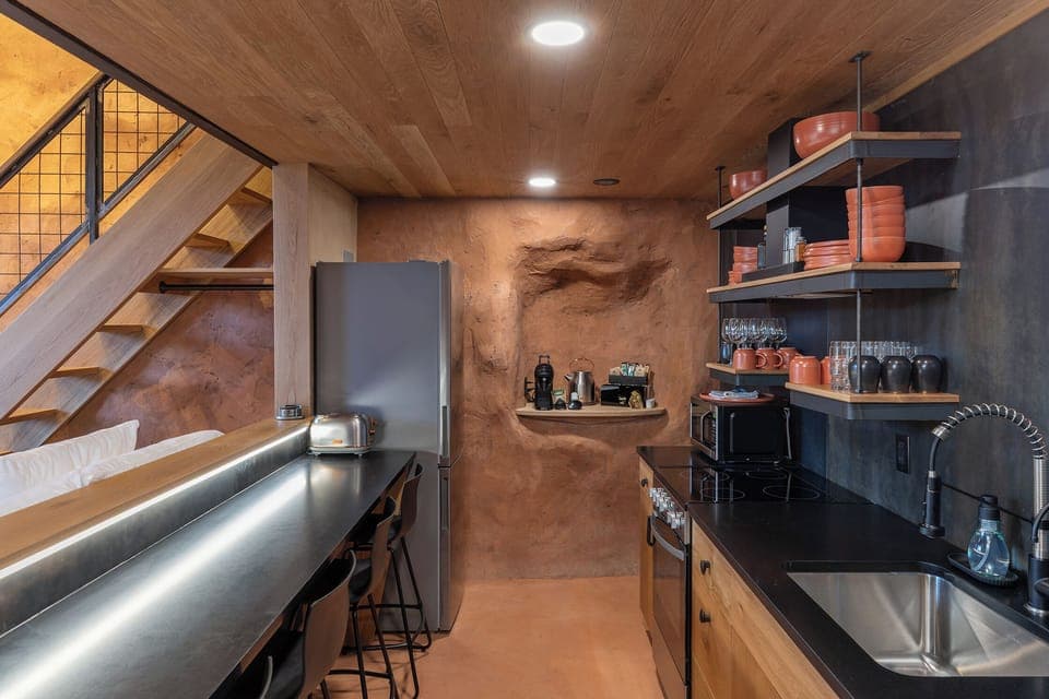 Private kitchen | Fridge, microwave, oven, stovetop