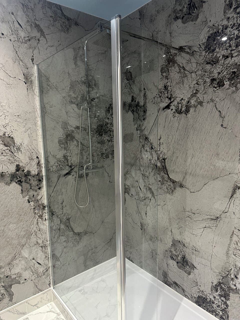 Panoramic Room | Bathroom | Combined shower/tub, hair dryer, towels