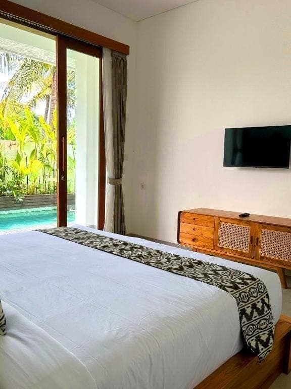 Egyptian cotton sheets, premium bedding, desk, free WiFi