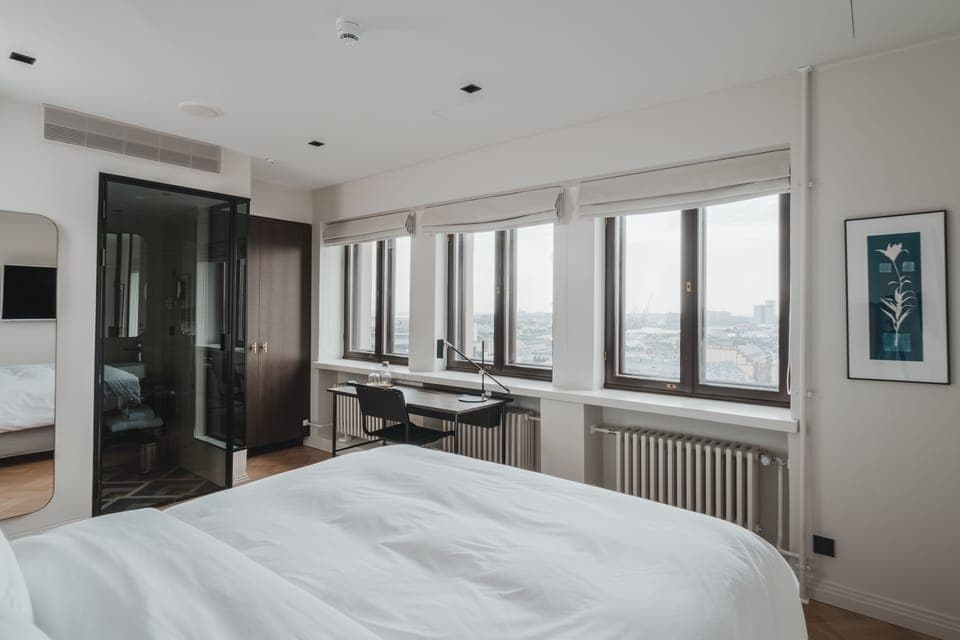 Room, 1 Queen Bed (Solo Up, with view) | Premium bedding, in-room safe, desk, blackout drapes