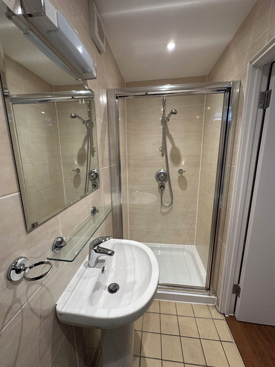 Deluxe Single Room | Desk, soundproofing, iron/ironing board, bed sheets