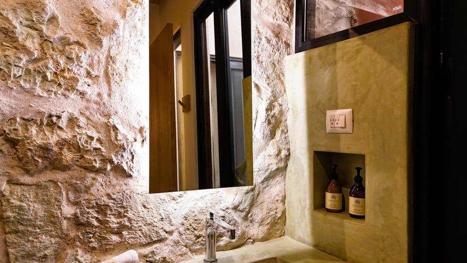 Double Room | Bathroom | Hair dryer, towels, soap, shampoo