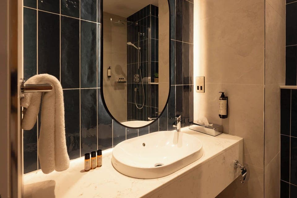 Superior King Room | Bathroom | Combined shower/tub, deep soaking tub, free toiletries, hair dryer