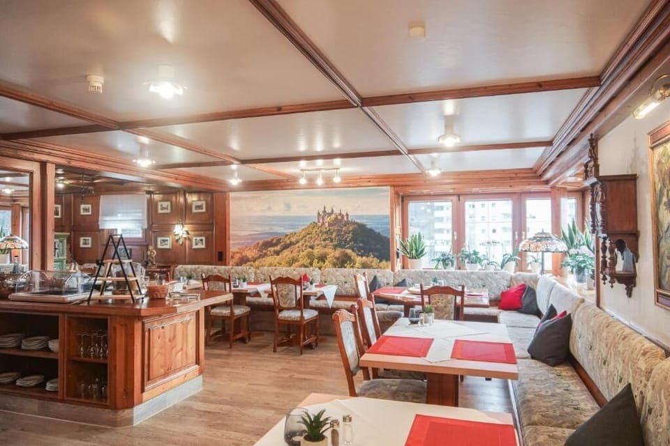 Lunch and dinner served, Italian cuisine