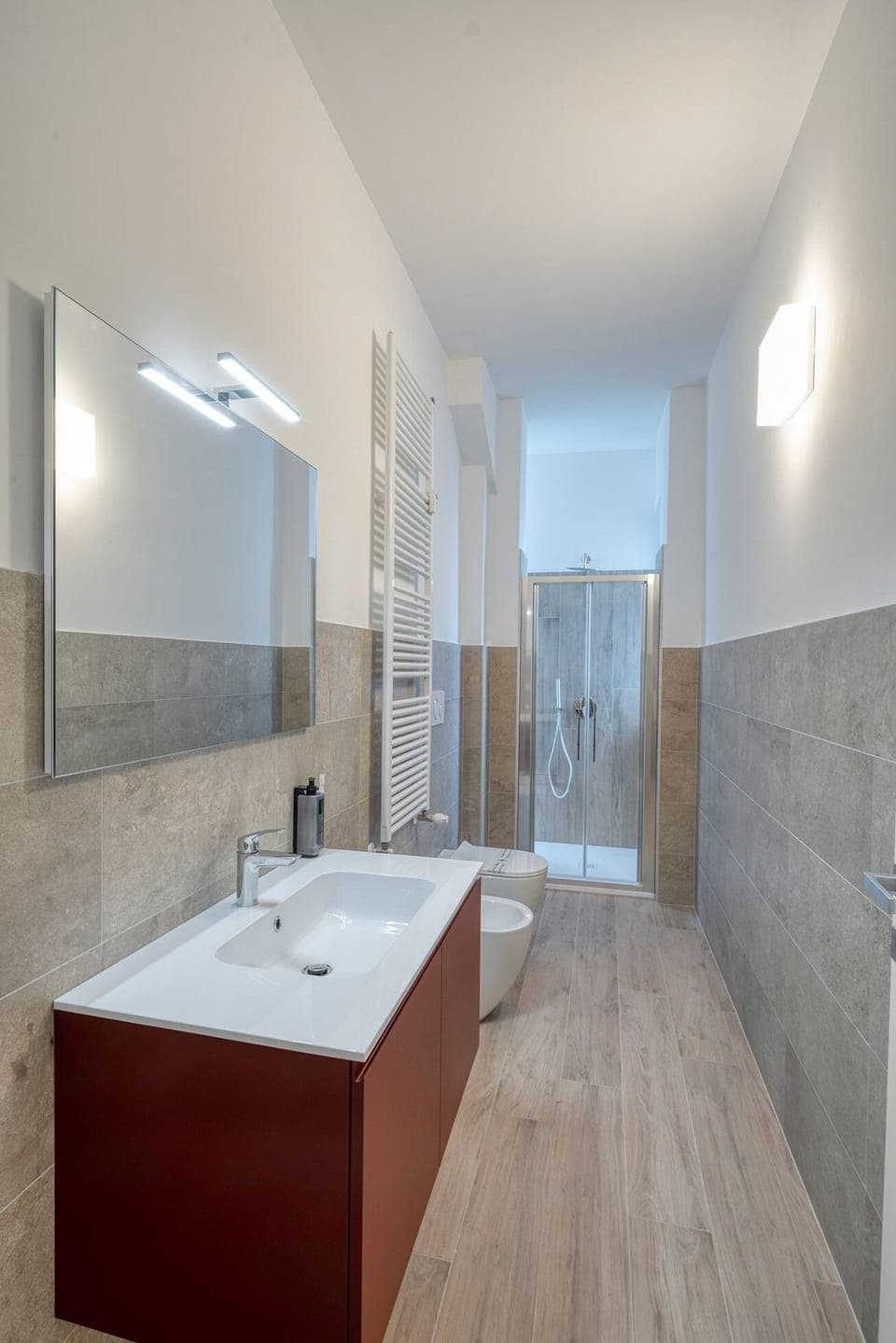 Comfort Double Room | Bathroom | Shower, free toiletries, hair dryer, towels