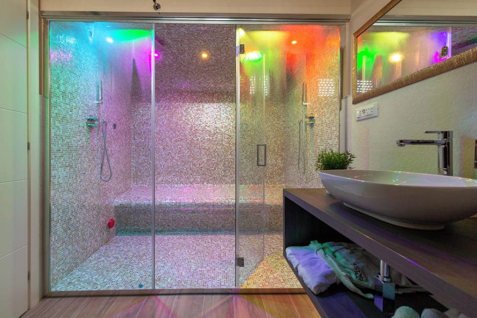 Exclusive Suite | Jetted tub