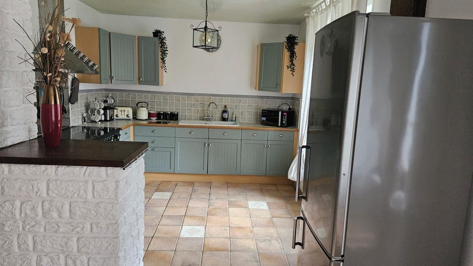 Full-size fridge, microwave, oven, stovetop