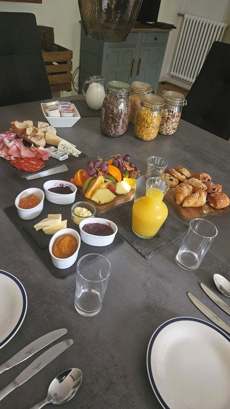 Daily continental breakfast (EUR 10 per person)