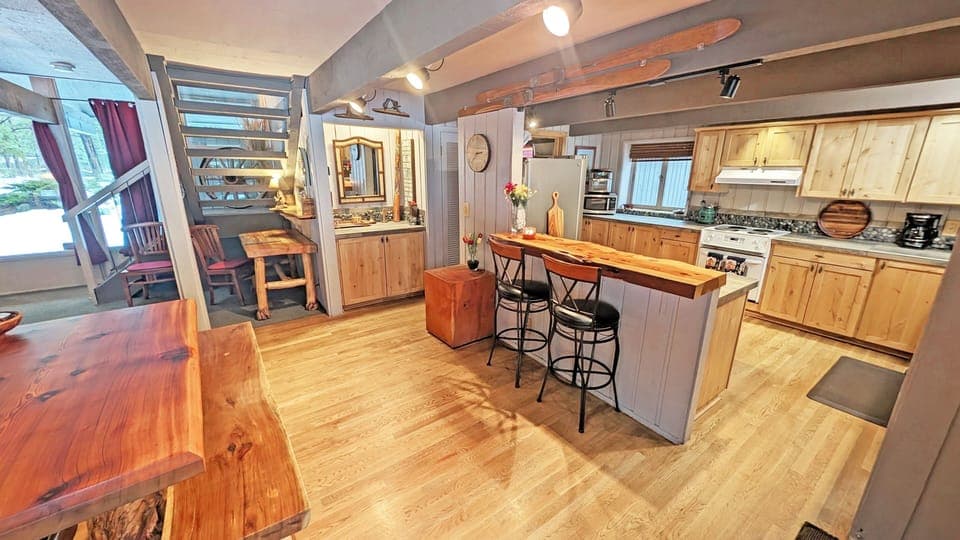 House, 6 Bedrooms | Private kitchen | Fridge, oven, coffee/tea maker, toaster