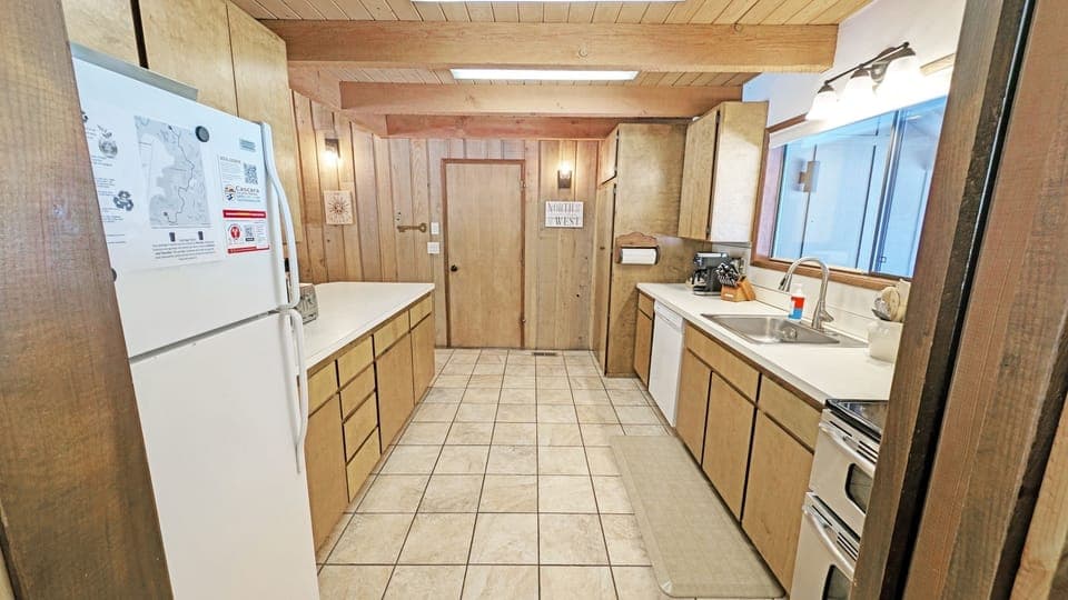 Condo, 4 Bedrooms | Private kitchen | Fridge, oven, coffee/tea maker