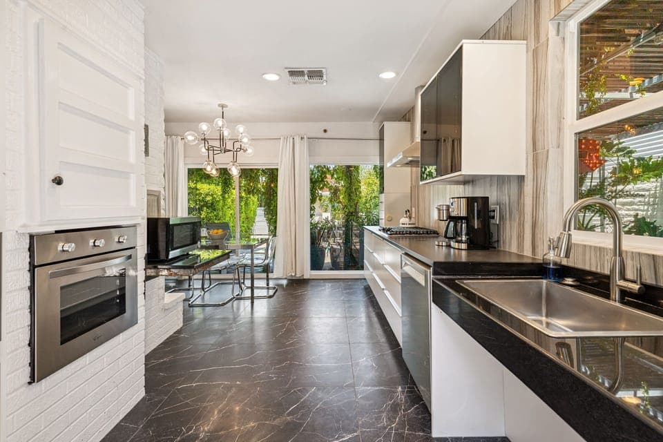 Deluxe Cottage, Pool View | Private kitchen