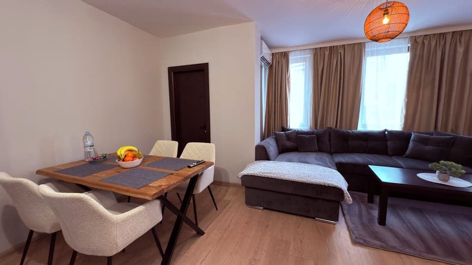 Deluxe Apartment, City View | Living area