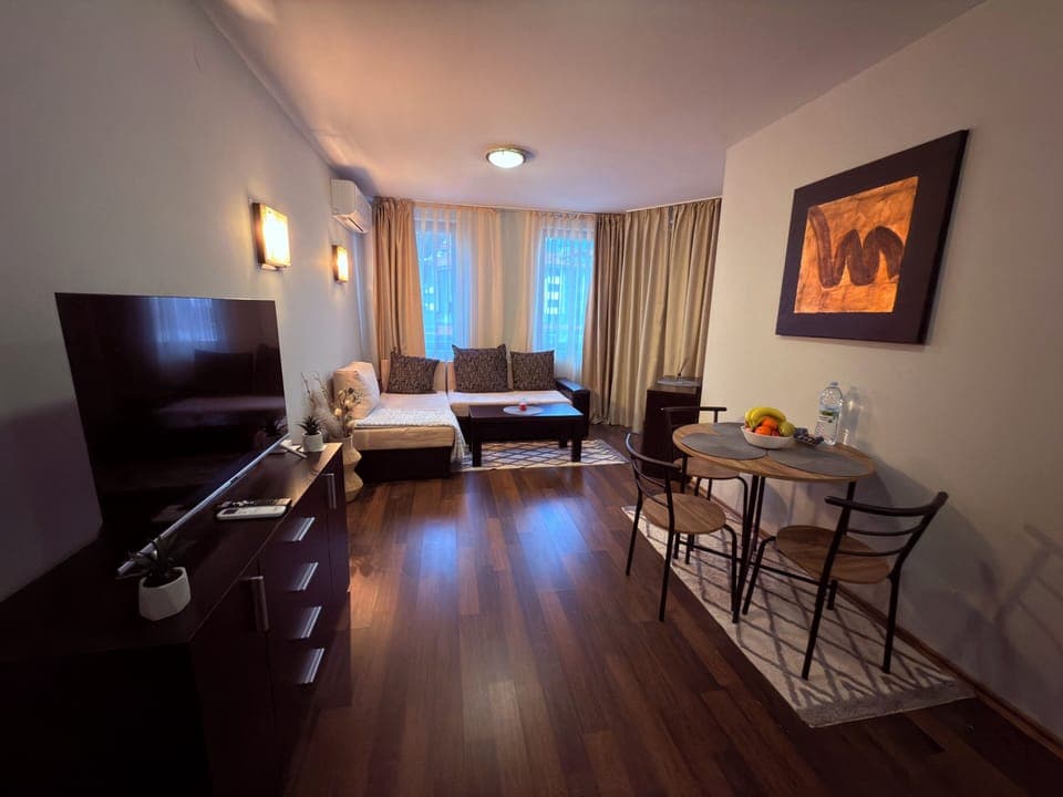 Deluxe Apartment, City View | Living area