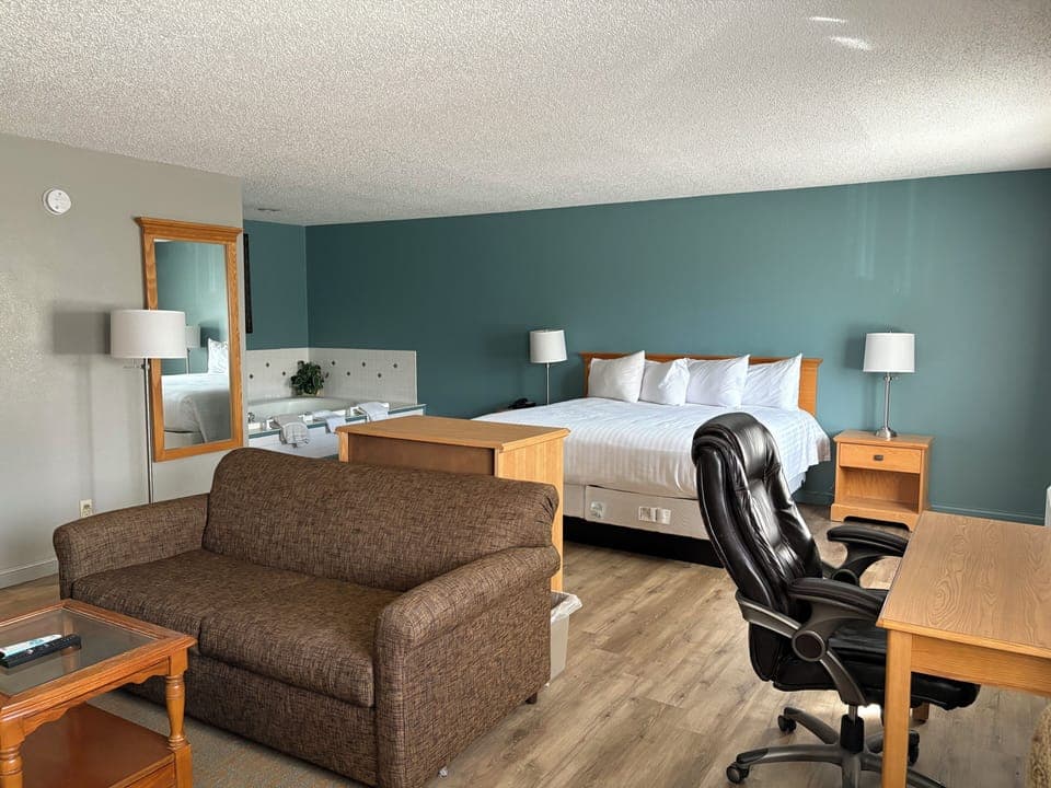 Superior Suite | Desk, laptop workspace, soundproofing, iron/ironing board
