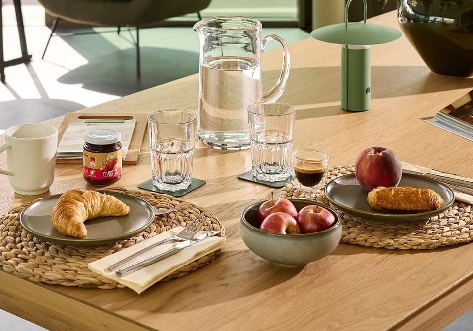 Daily to-go breakfast (CHF 16 per person)
