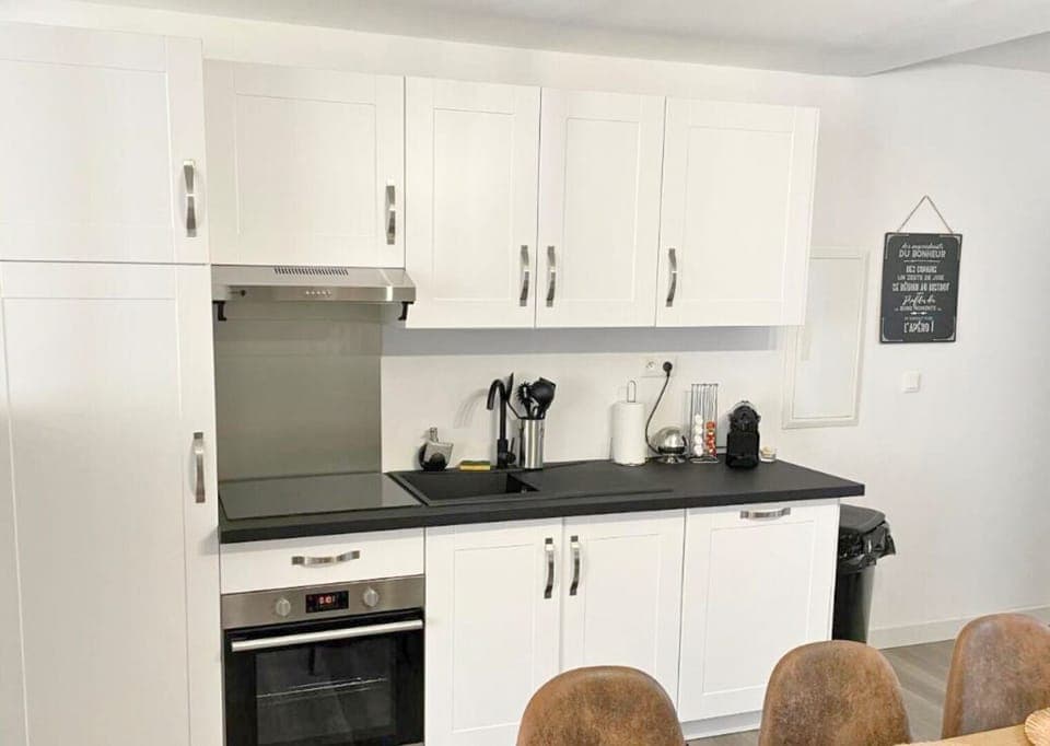 Family Apartment, 3 Bedrooms, Kitchen | Private kitchen | Full-size fridge, microwave, oven, stovetop