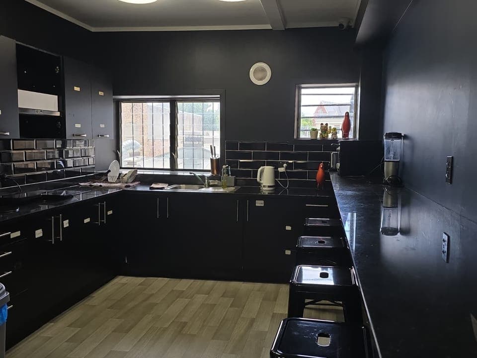 Full-size fridge, microwave, oven, stovetop