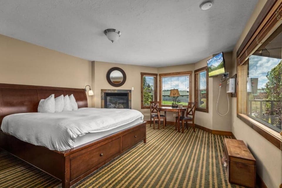 Deluxe Room, 1 King Bed, Balcony, River View | Free WiFi