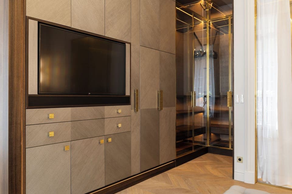 Georges V Signature Suite | Egyptian cotton sheets, premium bedding, down comforters, pillowtop beds