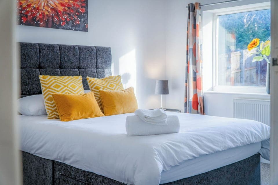 2 bedrooms, iron/ironing board, bed sheets